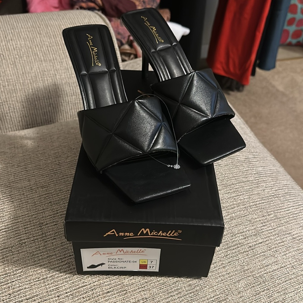 NIB quilted heels - Picture 2 of 5